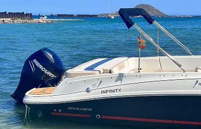 Parte trasera del barco Infinity durante alquiler en La Manga