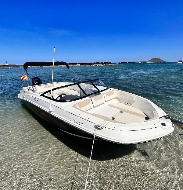 Barco Infinity de alquiler en La Manga del Mar Menor visto desde la orilla
