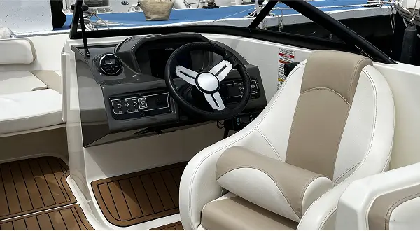 Vista del barco Infinity navegando en La Manga del Mar Menor