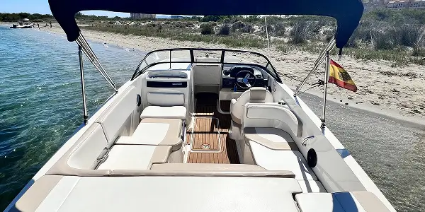 Interior del barco Infinity de alquiler en La Manga