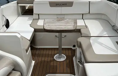 Mesa exterior del barco Infinity de alquiler en La Manga