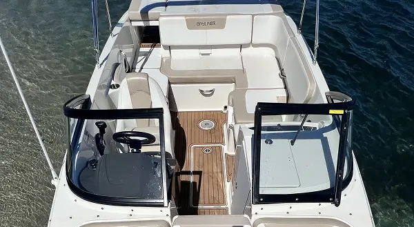 Vista superior del barco Infinity navegando en La Manga del Mar Menor