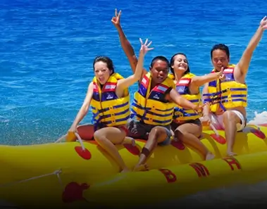 Clientes divirtiendose en el hinchable con forma de banana