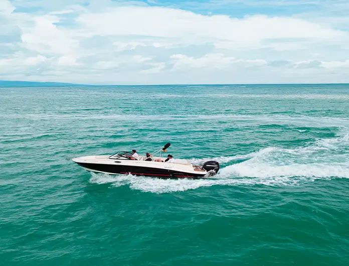 Vista aérea del barco Infinity navegando en el Mar Menor – alquiler de barco